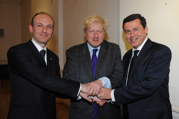 Sin.: il Deputato Guglielmo Picchi e il Senatore Raffaele Fantetti, con il sindaco di Londra, Boris Johnson