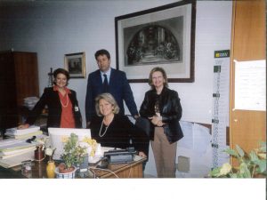 Marialice-al-MAE-2004-con-suoi-collaboratori